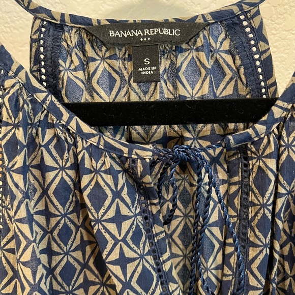 Banana Republic Blue Sleeveless Tie Front Blouse - Picture 3 of 3